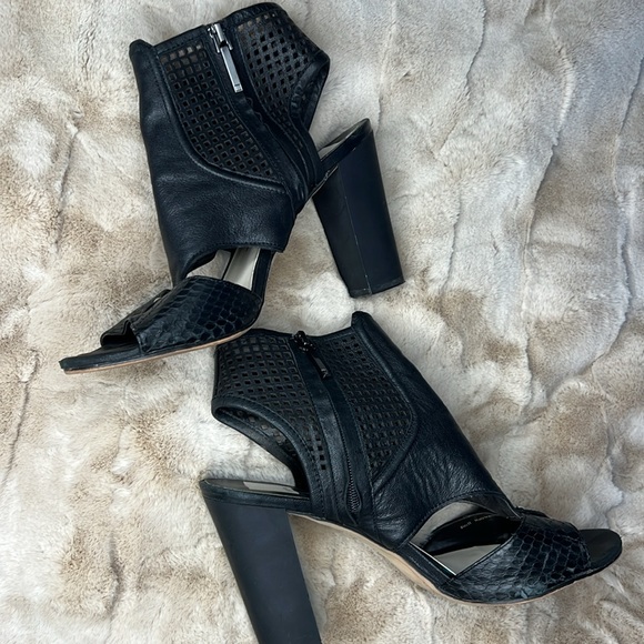 🛍️Dolce Vita Cage Perforated Leather Heel Sandal 10 black snakeskin detail - Picture 3 of 8